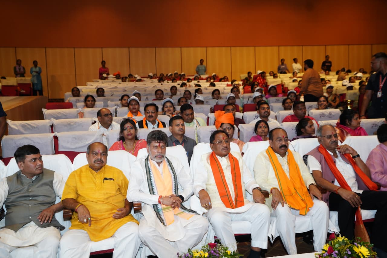 नारी शक्ति महासम्मेलन सम्पन्न में सीएम साय बोले नरेंद्र मोदी ने 12 वर्षों में महिलाओं का सम्मान बढ़ाने का किया है काम 